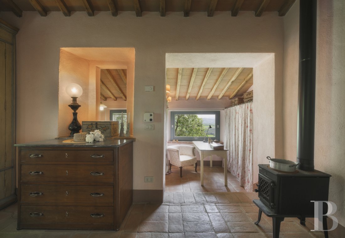 An old olive grove farmhouse restored to its former glory, overlooking the countryside in the Val d'Orcia in Tuscany - photo  n°30